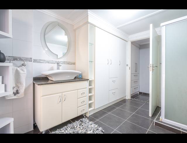 6 BEDROOM HOUSE FOR SALE IN FLAMWOOD